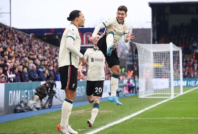 可惜!梅西任意球击中门框 看台上妻儿抱头神同步