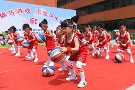 孙颖莎王楚钦赛前训练气氛轻松，大头仰头大笑，大笑引发全场欢笑